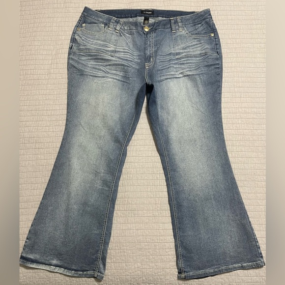 Lane Bryant Lightly Flared Stretch Medium Wash Jeans with Detail Pocket Size 28 - Picture 1 of 10